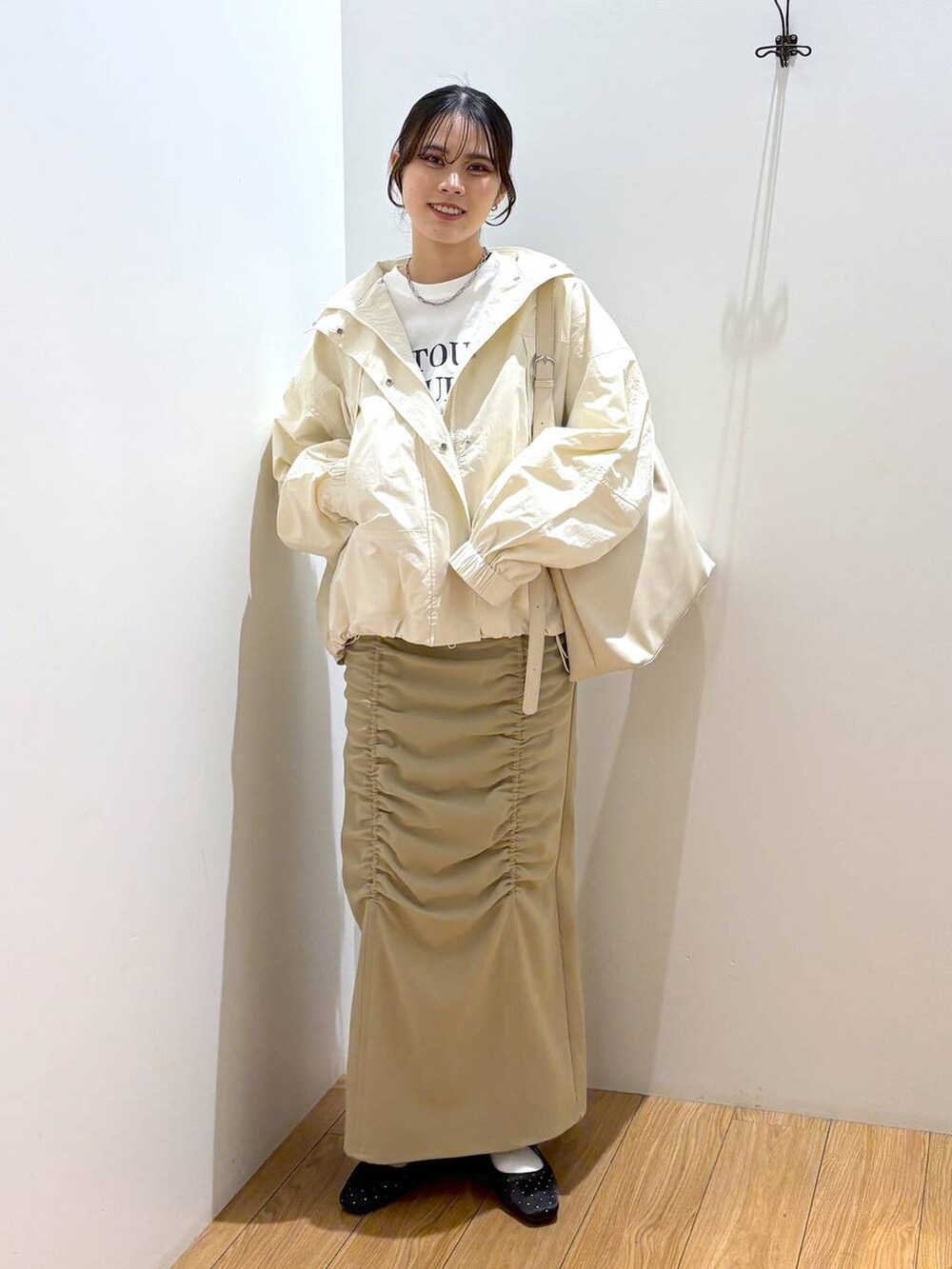 「着痩せ・細見え、高見え、体型カバー、春コーデ、ローリーズスタイル_LOWRYS FARM、LOWRYS FARM、春色、春服みてみて、ワントーン、春アウター、スカート、きれいめカジュアル」|「LOWRYS FARMのヤワラカルイ2WAYショルダーBAG 115210(ショルダーバッグ、ホワイト系)」を使った、kuboさん(レディース・161cm)の春コーディネートの2枚目の写真