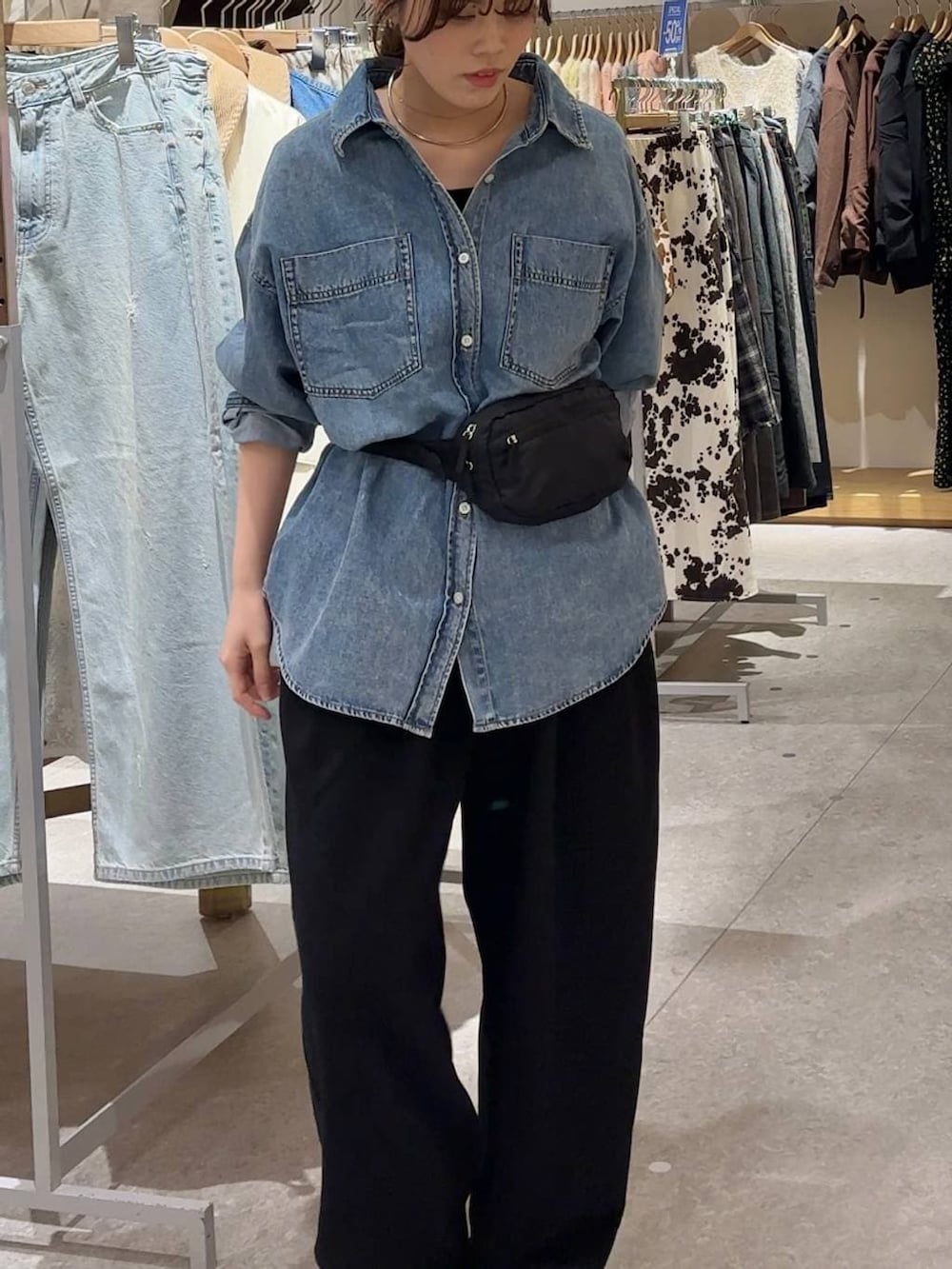 ブラック系のスウェットパンツ、ブルー系のシャツ/ブラウス、ブラック系のボディバッグ/ウエストポーチを着用したレディースの春コーディネートの5枚目の写真