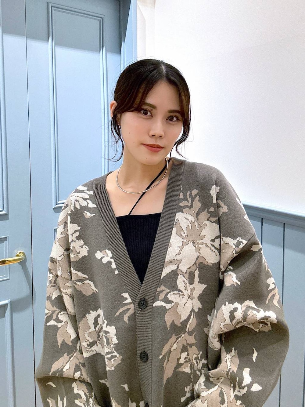 「着痩せ・細見え、高見え、体型カバー、夏コーデ、ローリーズスタイル_LOWRYS FARM、LOWRYS FARM、カーディガン、メンズライク、ユニセックス」|「LOWRYS FARMのステンレスフープチョーカー 127295(チョーカー、シルバー系)」を使った、kuboさん(レディース・161cm)の夏コーディネートの2枚目の写真
