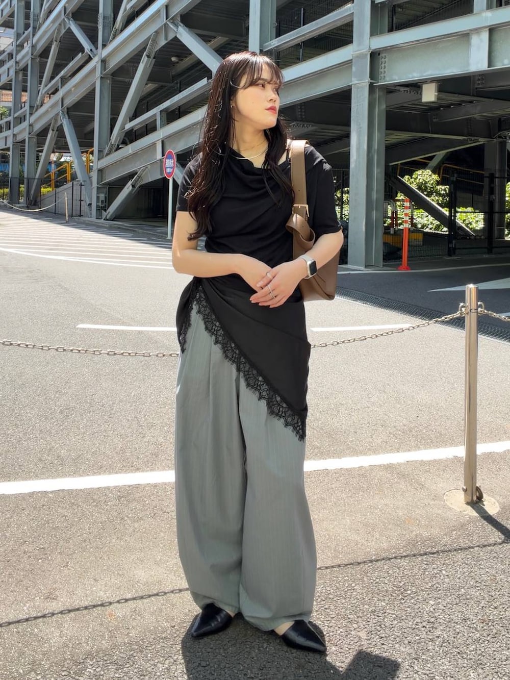 グレー系のその他パンツ、ブラウン系のショルダーバッグ、ブラック系のサンダルを着用したレディースの春コーディネートの4枚目の写真