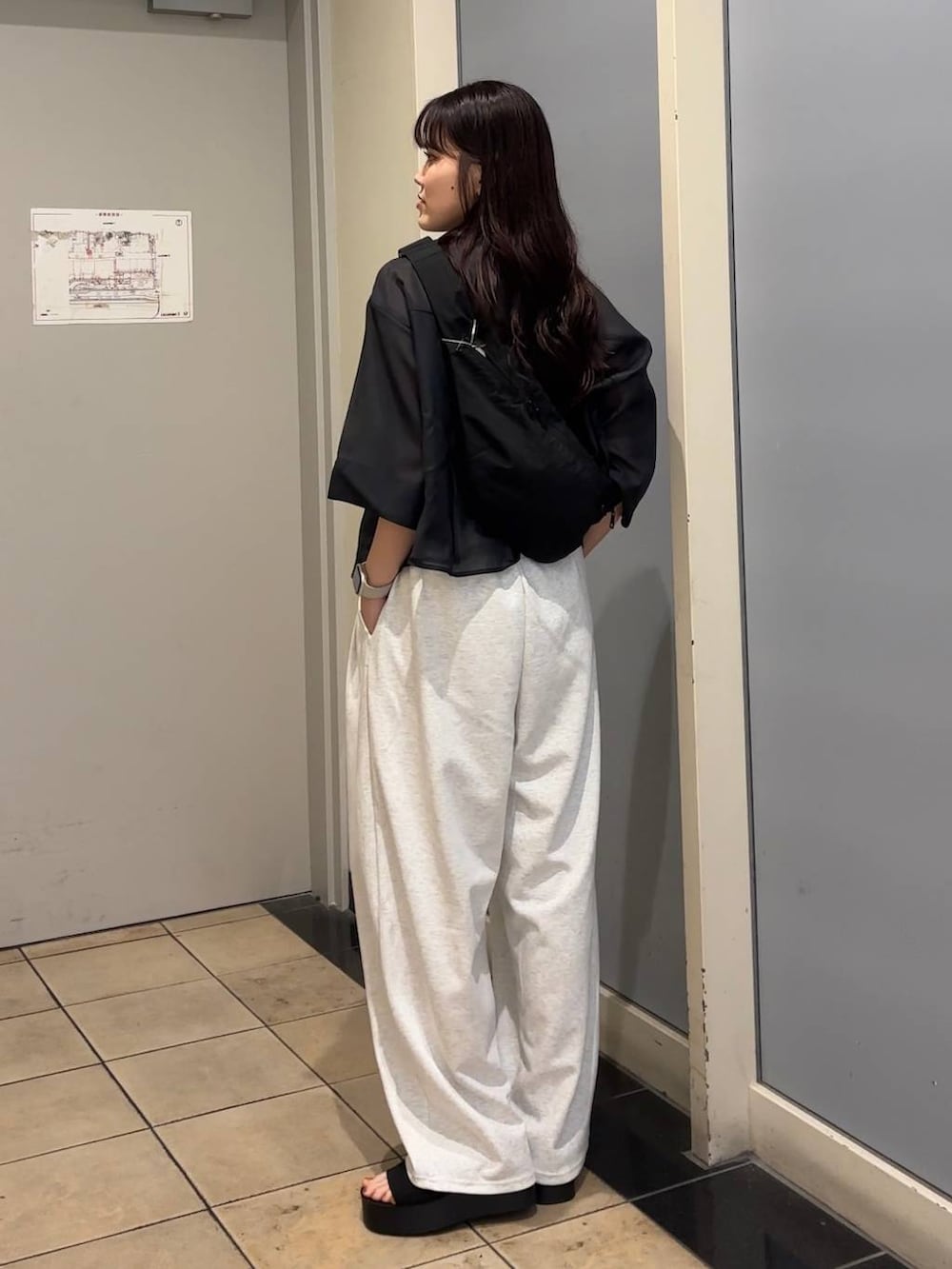 「春色、ショルダーバッグ、着痩せ・細見え、高見え、体型カバー、春コーデ、ローリーズスタイル_LOWRYS FARM、LOWRYS FARM、春服みてみて、スウェット、スウェットパンツ、夏コーデ、シャツ、シャツスタイル、シアートップス」｜「LOWRYS FARMのステンレスフープチョーカー 127295（チョーカー、シルバー系）」を使った、kuboさん（レディース・161cm）の夏コーディネートの4枚目の写真