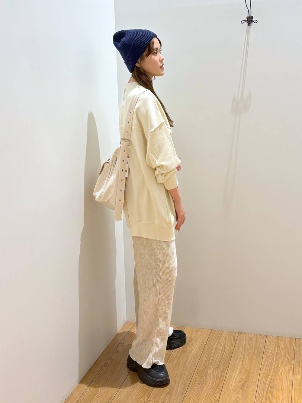 ホワイト系のその他パンツ、ブラック系のスニーカー、ホワイト系のショルダーバッグを着用したレディースの冬コーディネートの3枚目の写真