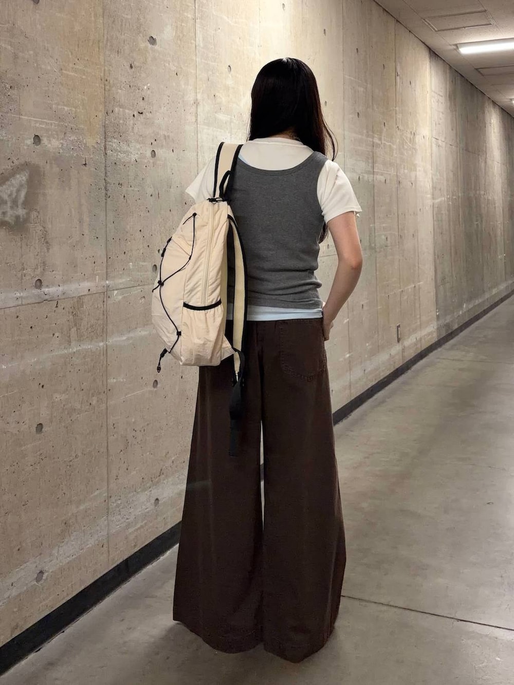 ブルー系のタンクトップ、グレー系のタンクトップ、ホワイト系のTシャツ/カットソーを着用したレディースの夏コーディネートの3枚目の写真