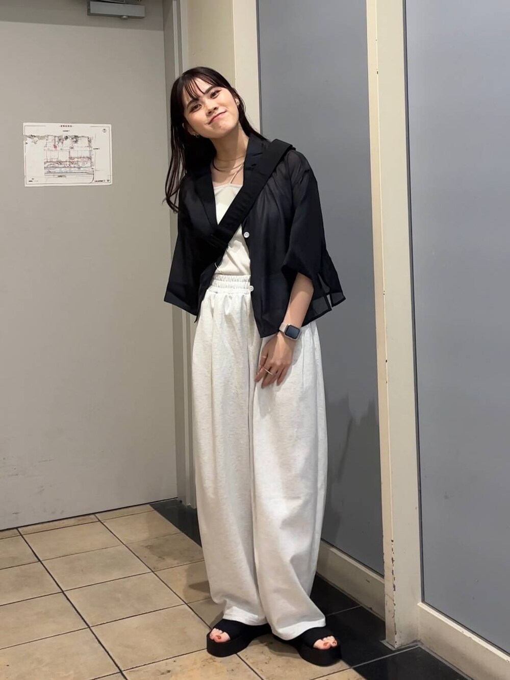 「春色、ショルダーバッグ、着痩せ・細見え、高見え、体型カバー、春コーデ、ローリーズスタイル_LOWRYS FARM、LOWRYS FARM、春服みてみて、スウェット、スウェットパンツ、夏コーデ、シャツ、シャツスタイル、シアートップス」｜「LOWRYS FARMのステンレスフープチョーカー 127295（チョーカー、シルバー系）」を使った、kuboさん（レディース・161cm）の夏コーディネートの2枚目の写真