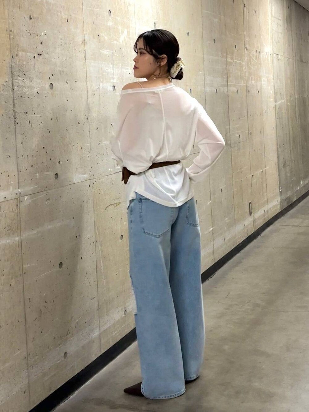 ホワイト系のTシャツ/カットソー、ブルー系のデニムパンツ、ブラック系のサンダルを着用したレディースの春コーディネートの2枚目の写真