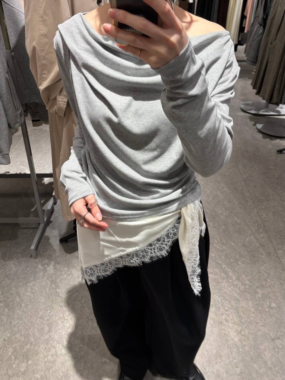 ブラック系のその他パンツ、グレー系のTシャツ/カットソー、シルバー系のチョーカーを着用したレディースの冬コーディネートの2枚目の写真