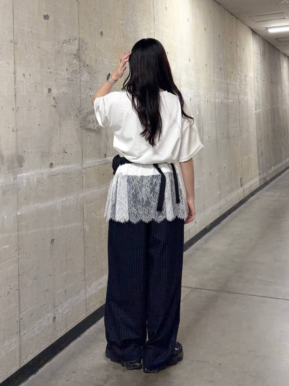 ブルー系のその他パンツ、ホワイト系のTシャツ/カットソー、シルバー系のチョーカーを着用したレディースの夏コーディネートの3枚目の写真