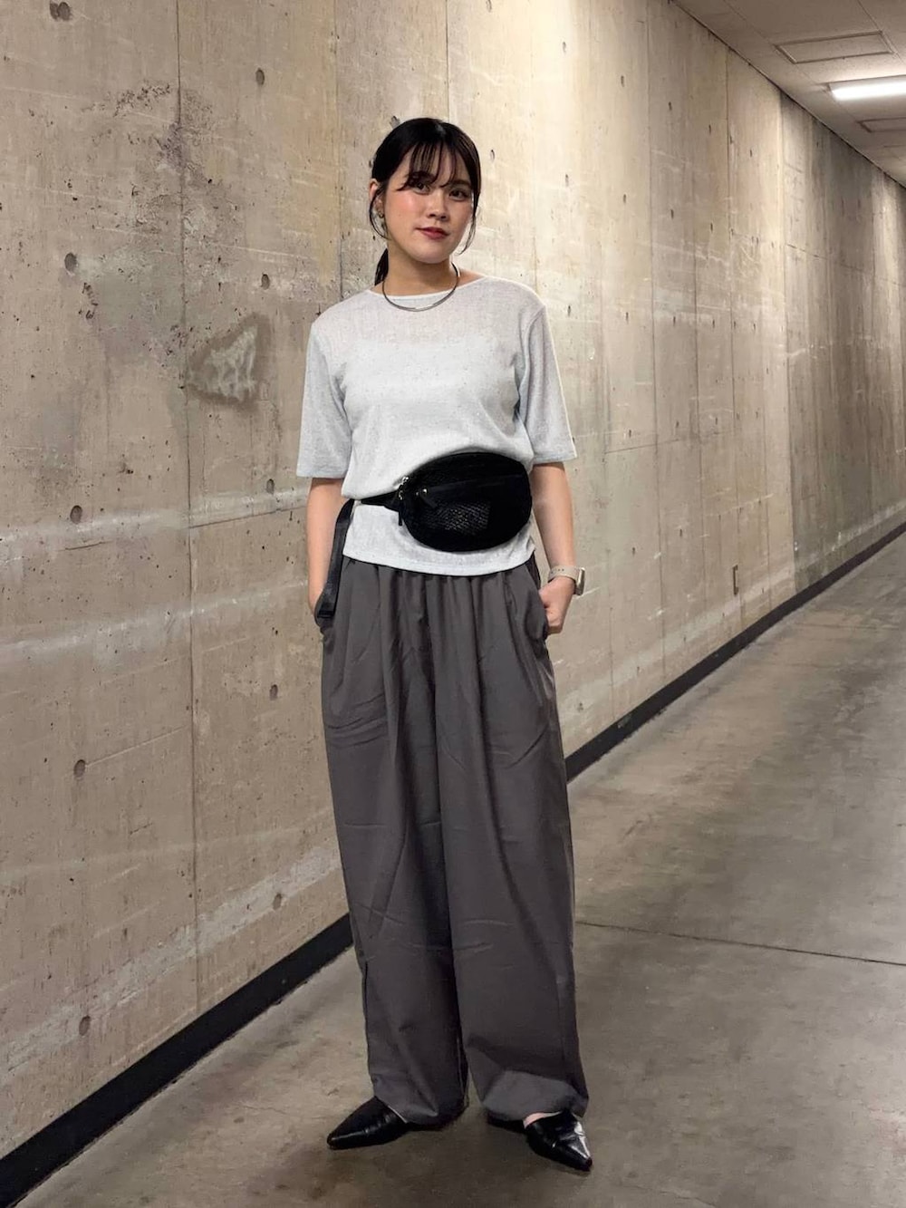 ブルー系のTシャツ/カットソー、ブラック系のその他パンツ、ブラック系のボディバッグ/ウエストポーチを着用したレディースの夏コーディネートの4枚目の写真