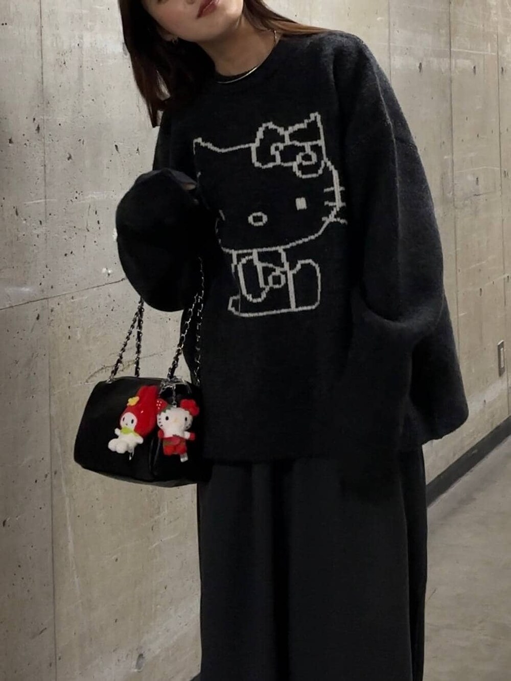 グレー系のニット/セーター、ブラック系のショルダーバッグを着用したレディースの秋コーディネートの4枚目の写真