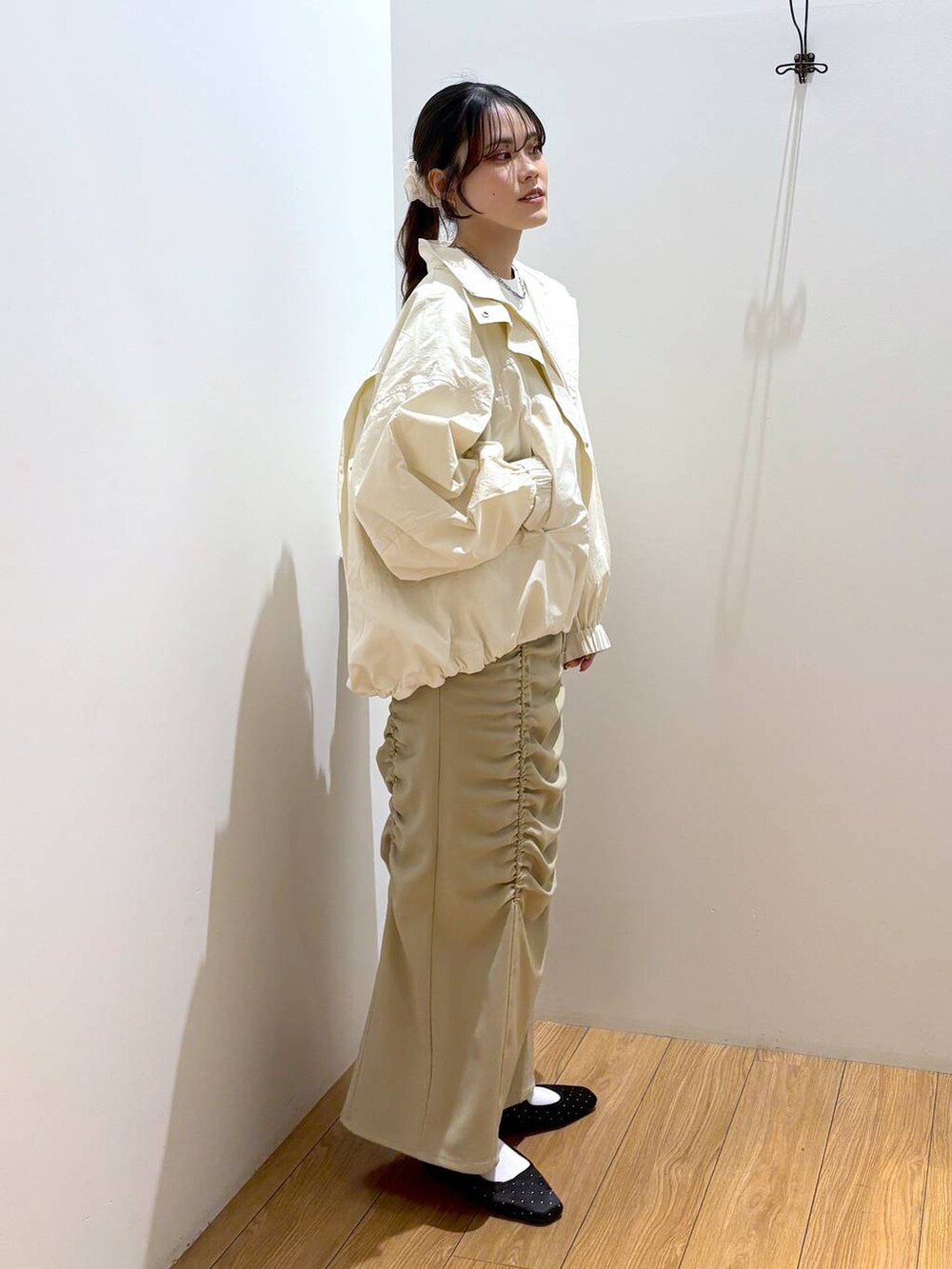 「着痩せ・細見え、高見え、体型カバー、春コーデ、ローリーズスタイル_LOWRYS FARM、LOWRYS FARM、春色、春服みてみて、ワントーン、春アウター、スカート、きれいめカジュアル」|「LOWRYS FARMのヤワラカルイ2WAYショルダーBAG 115210(ショルダーバッグ、ホワイト系)」を使った、kuboさん(レディース・161cm)の春コーディネートの3枚目の写真