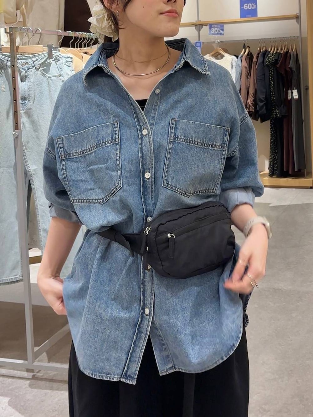 ブラック系のスウェットパンツ、ブルー系のシャツ/ブラウス、ブラック系のボディバッグ/ウエストポーチを着用したレディースの春コーディネートの3枚目の写真