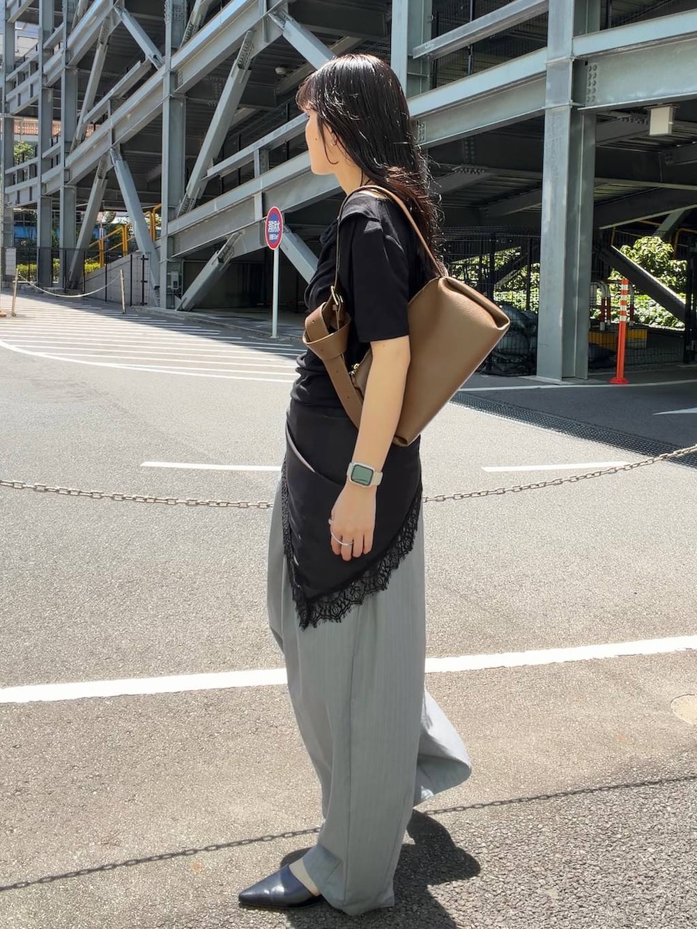 グレー系のその他パンツ、ブラウン系のショルダーバッグ、ブラック系のサンダルを着用したレディースの春コーディネートの2枚目の写真