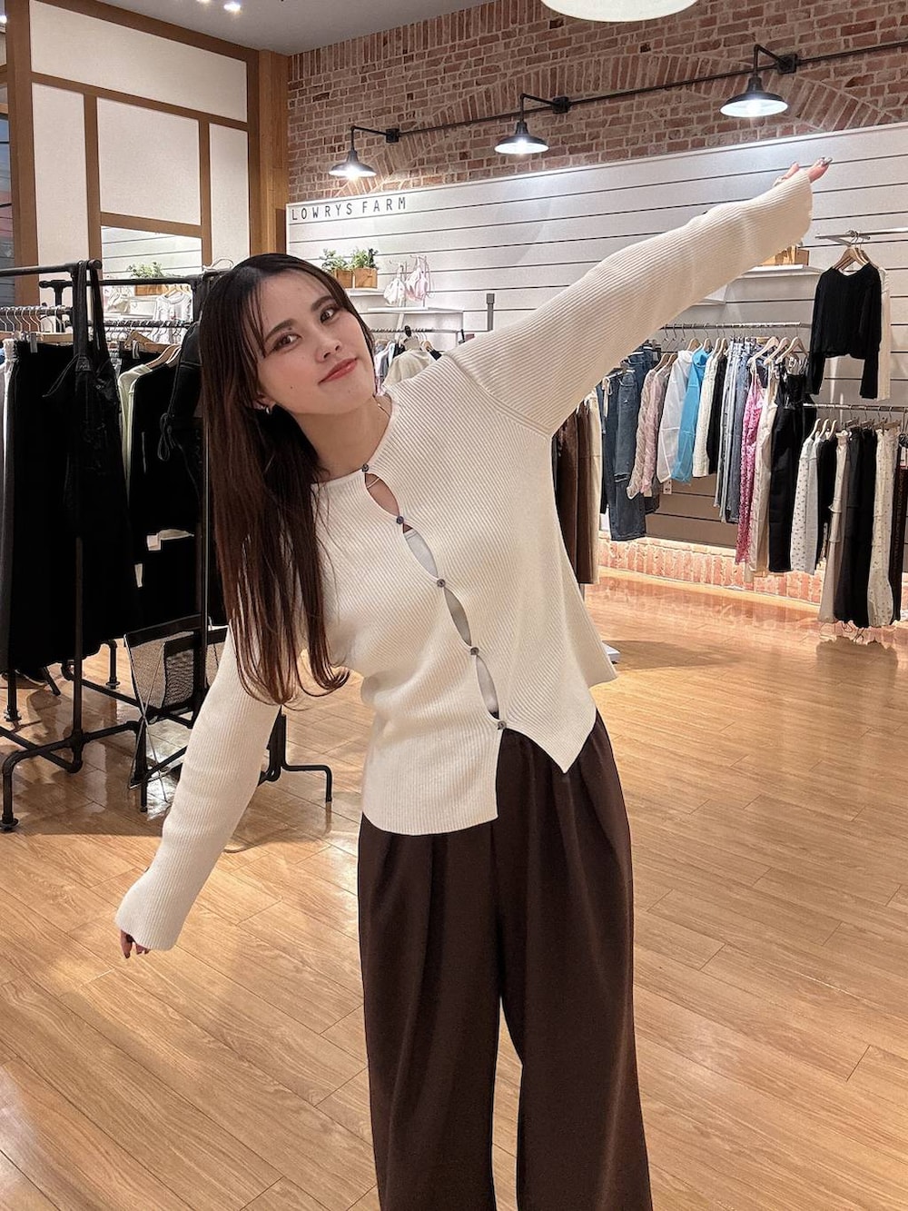 ブラウン系のその他パンツ、ホワイト系のニット/セーター、シルバー系のチョーカーを着用したレディースの冬コーディネートの4枚目の写真