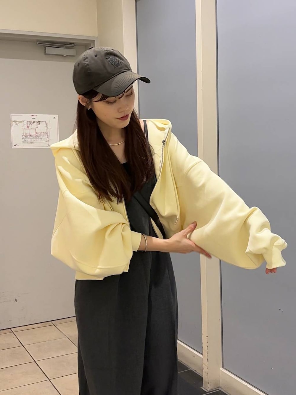 グレー系のサロペット/オーバーオール、ブラック系のショルダーバッグ、ブラック系のキャミソールを着用したレディースの秋コーディネートの6枚目の写真