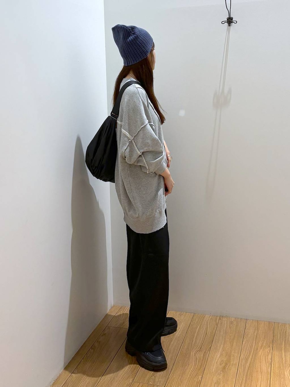 ブラック系のその他パンツ、ブラック系のスニーカー、ブラック系のショルダーバッグを着用したレディースの冬コーディネートの3枚目の写真