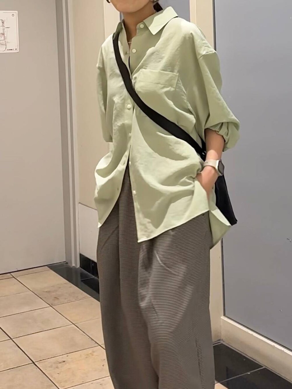 その他のその他パンツ、ブラック系のサンダル、ブラック系のショルダーバッグを着用したレディースの秋コーディネートの8枚目の写真