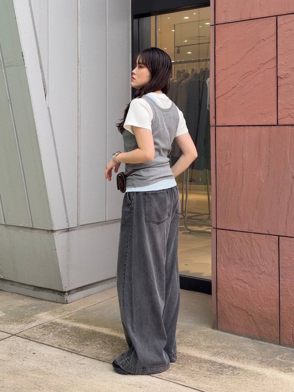ブルー系のタンクトップ、グレー系のタンクトップ、ホワイト系のTシャツ/カットソーを着用したレディースの夏コーディネートの3枚目の写真