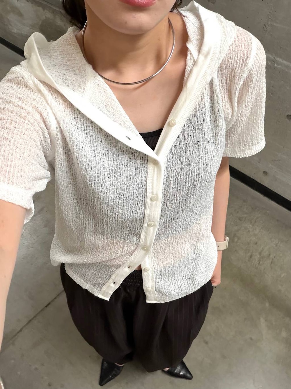 ホワイト系のシャツ/ブラウス、ブラウン系のその他パンツ、ブラック系のサンダルを着用したレディースの夏コーディネートの5枚目の写真