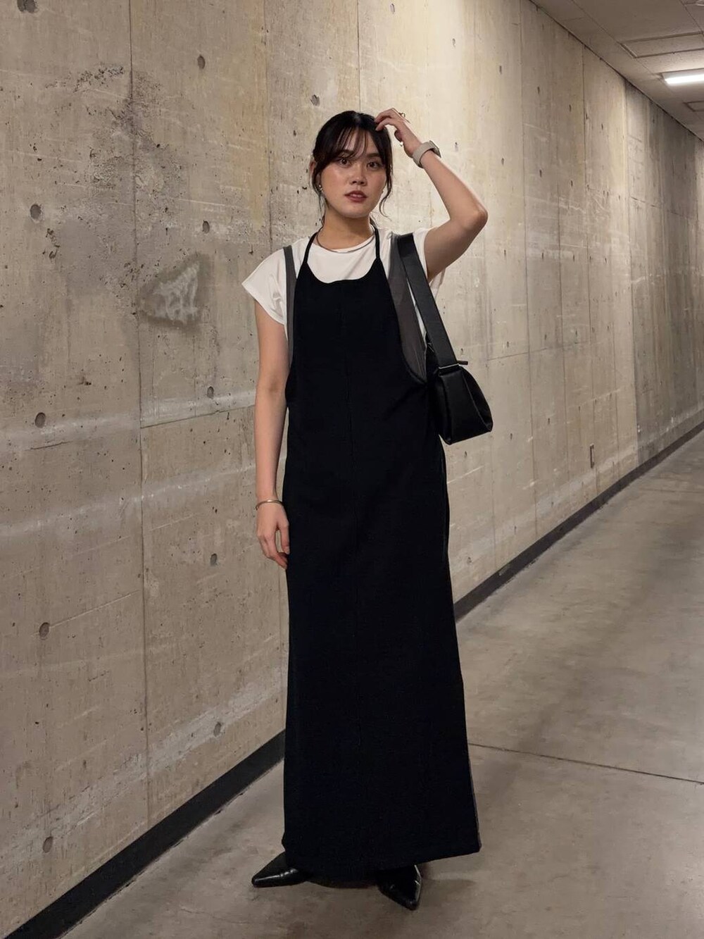 ホワイト系のTシャツ/カットソー、ブラック系のワンピース、ブラック系のショルダーバッグを着用したレディースの夏コーディネートの5枚目の写真