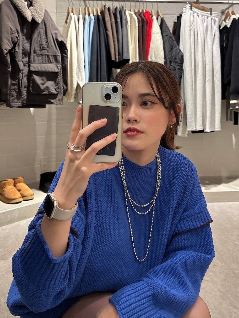 ブルー系のニット/セーター、グレー系のその他パンツ、ブラック系のローファーを着用したレディースの冬コーディネートの2枚目の写真