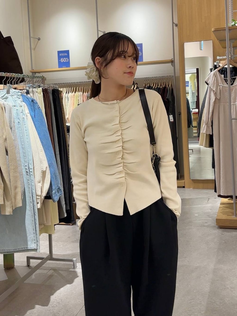 ブラック系のスウェットパンツ、ブラック系のショルダーバッグ、ブラック系のローファーを着用したレディースの春コーディネートの7枚目の写真