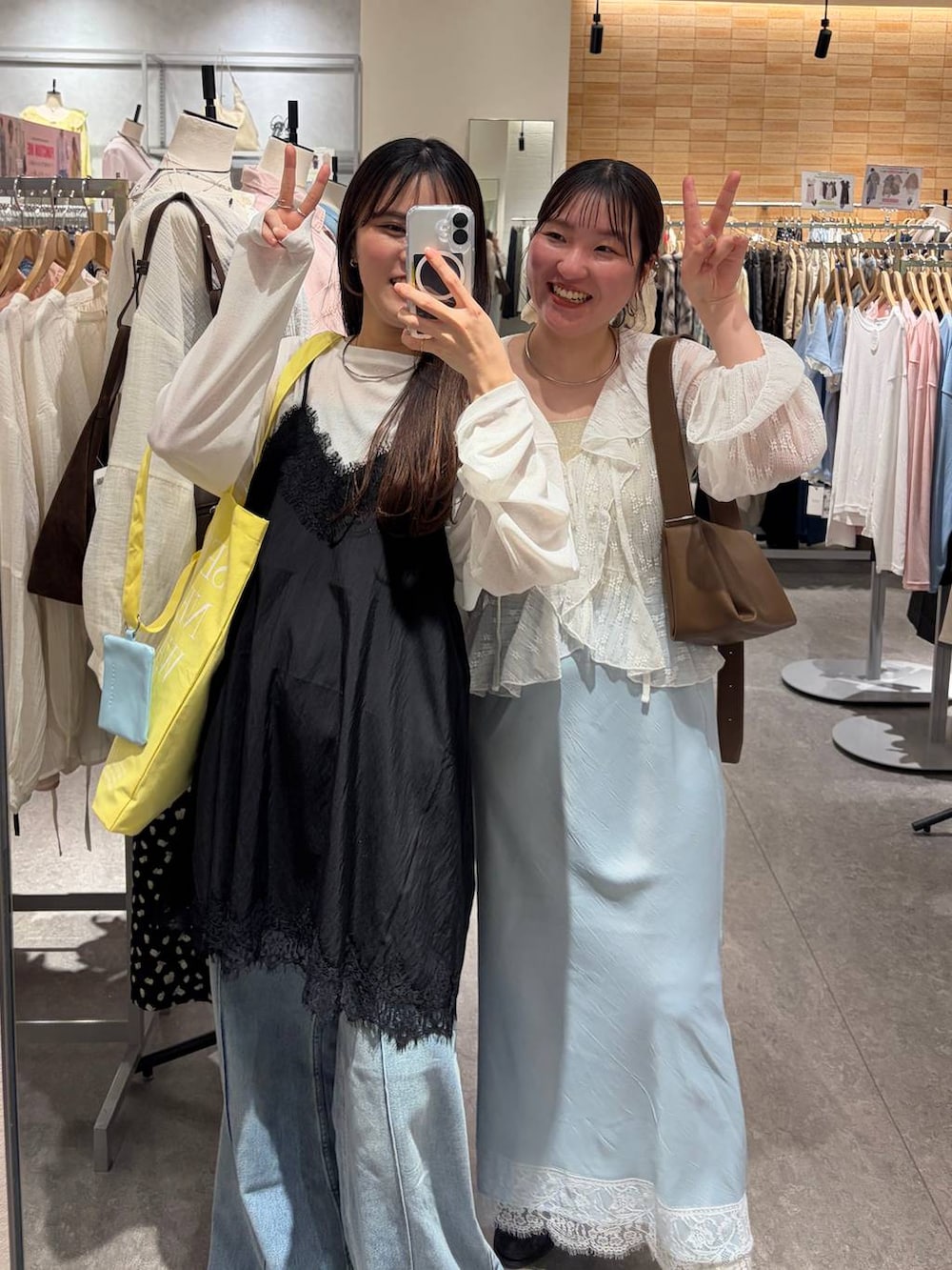 ゴールド系のタンクトップ、ホワイト系のTシャツ/カットソー、ブルー系のデニムパンツを着用したレディースの春コーディネートの5枚目の写真
