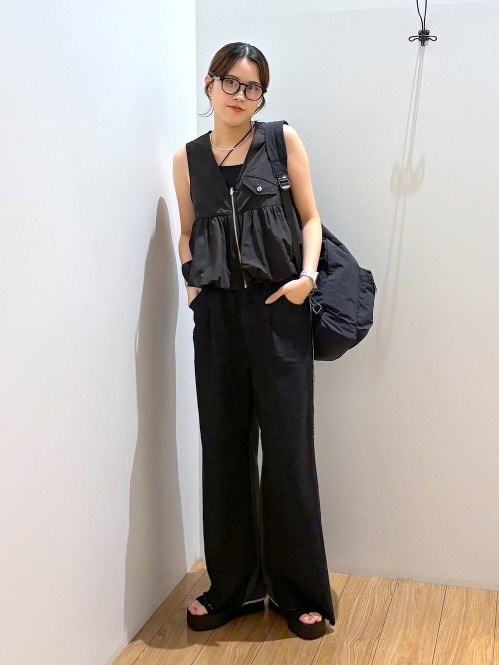 ブラック系のサンダル、ブラック系のキャミソール、ブラック系のショルダーバッグを着用したレディースの夏コーディネートの5枚目の写真