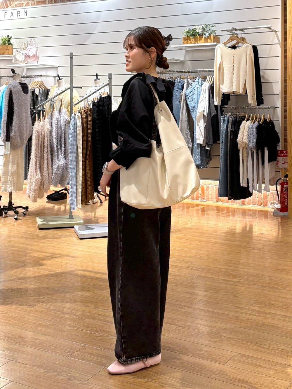 ブラック系のデニムパンツ、ブラック系のシャツ/ブラウス、ブラック系のキャミソールを着用したレディースの冬コーディネートの4枚目の写真