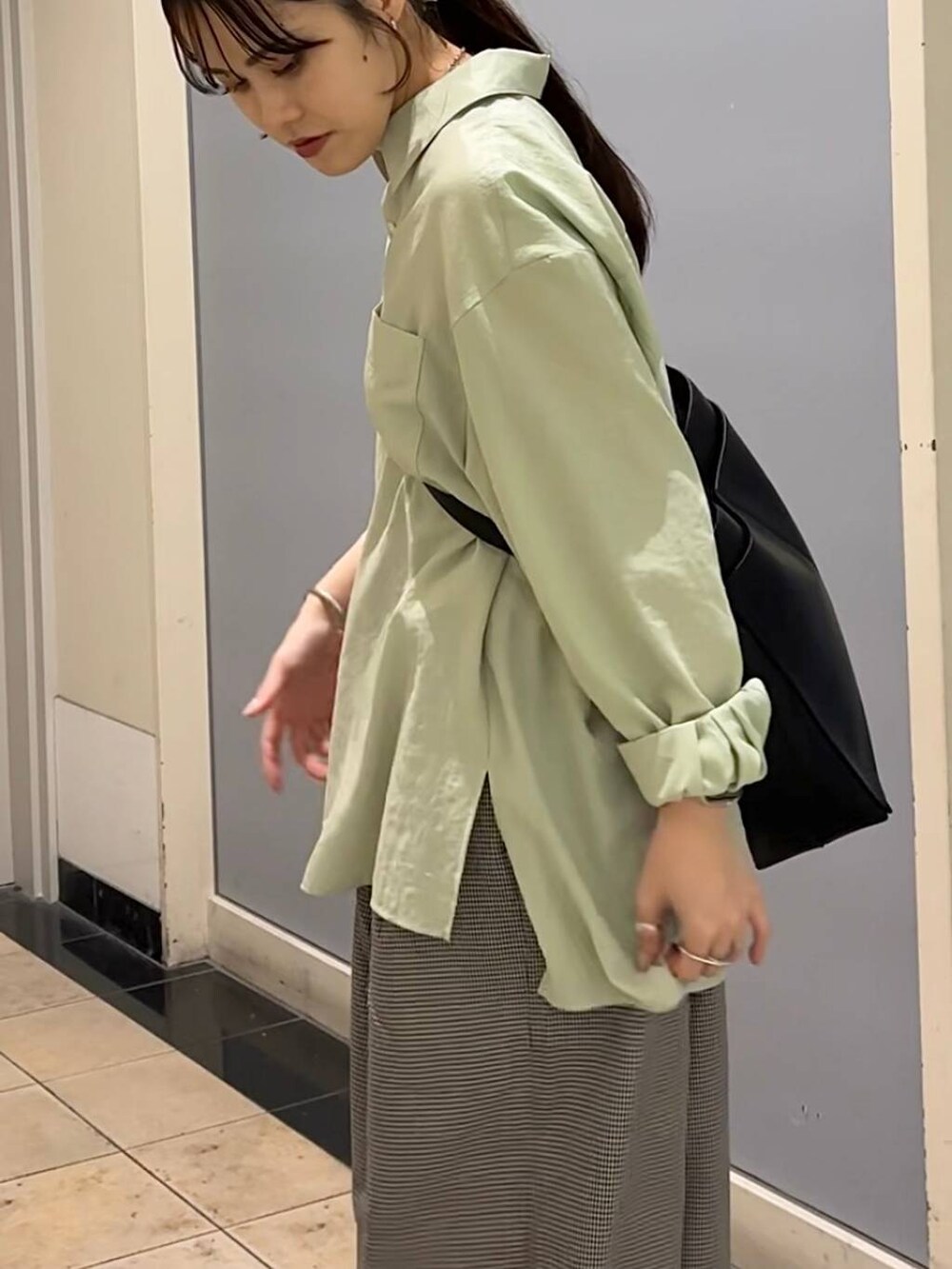 その他のその他パンツ、ブラック系のサンダル、ブラック系のショルダーバッグを着用したレディースの秋コーディネートの6枚目の写真