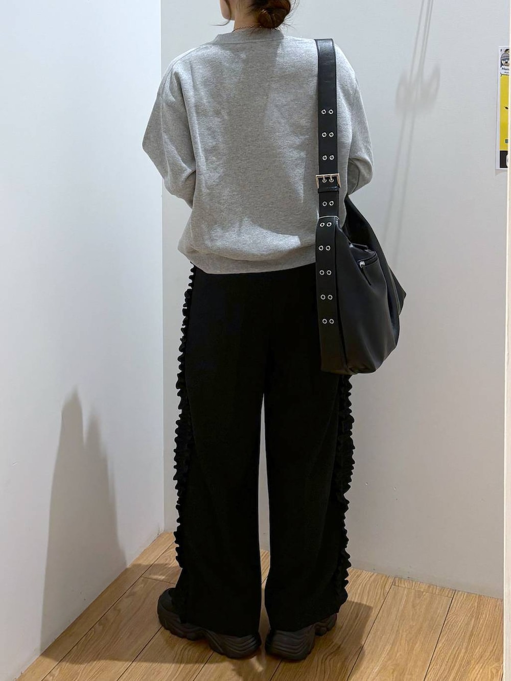 「着痩せ・細見え、高見え、体型カバー、秋コーデ、ローリーズスタイル_LOWRYS FARM、LOWRYS FARM、秋冬新作、秋服準備はじめました、キッズ服、キッズ、スウェット」|「LOWRYS FARMのステンレスフープチョーカー 127295(チョーカー、シルバー系)」を使った、kuboさん(レディース・161cm)の秋コーディネートの4枚目の写真