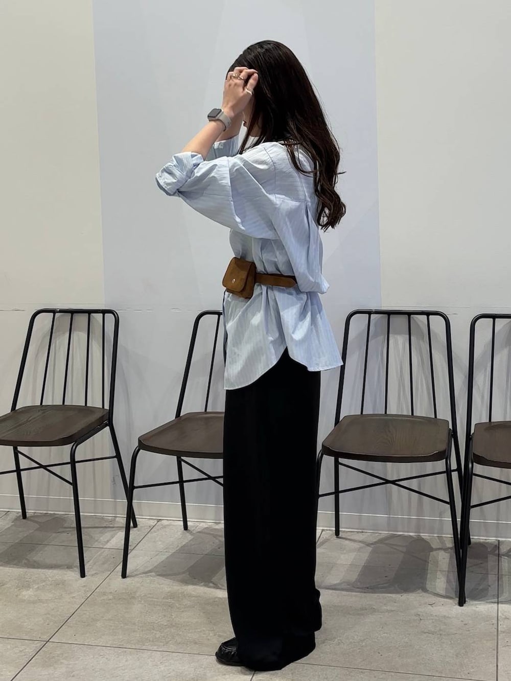 ブラック系のローファー、ブルー系のシャツ/ブラウス、ブラック系のその他パンツを着用したレディースの春コーディネートの2枚目の写真