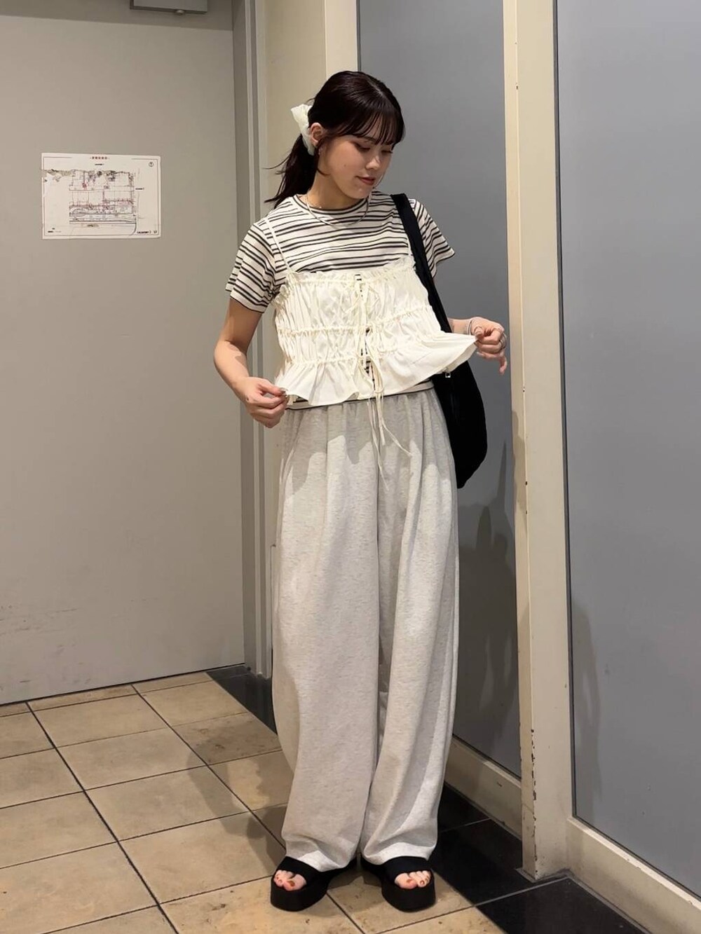 「着痩せ・細見え、高見え、体型カバー、春コーデ、ローリーズスタイル_LOWRYS FARM、LOWRYS FARM、春色、春服みてみて、Tシャツ、ビスチェ、レイヤードスタイル、スウェット、スウェットパンツ、サンダル、夏コーデ」｜「LOWRYS FARMのフライスチビＴシャツＳＳ 111954（Tシャツ/カットソー、ホワイト系）」を使った、kuboさん（レディース・161cm）の夏コーディネートの3枚目の写真