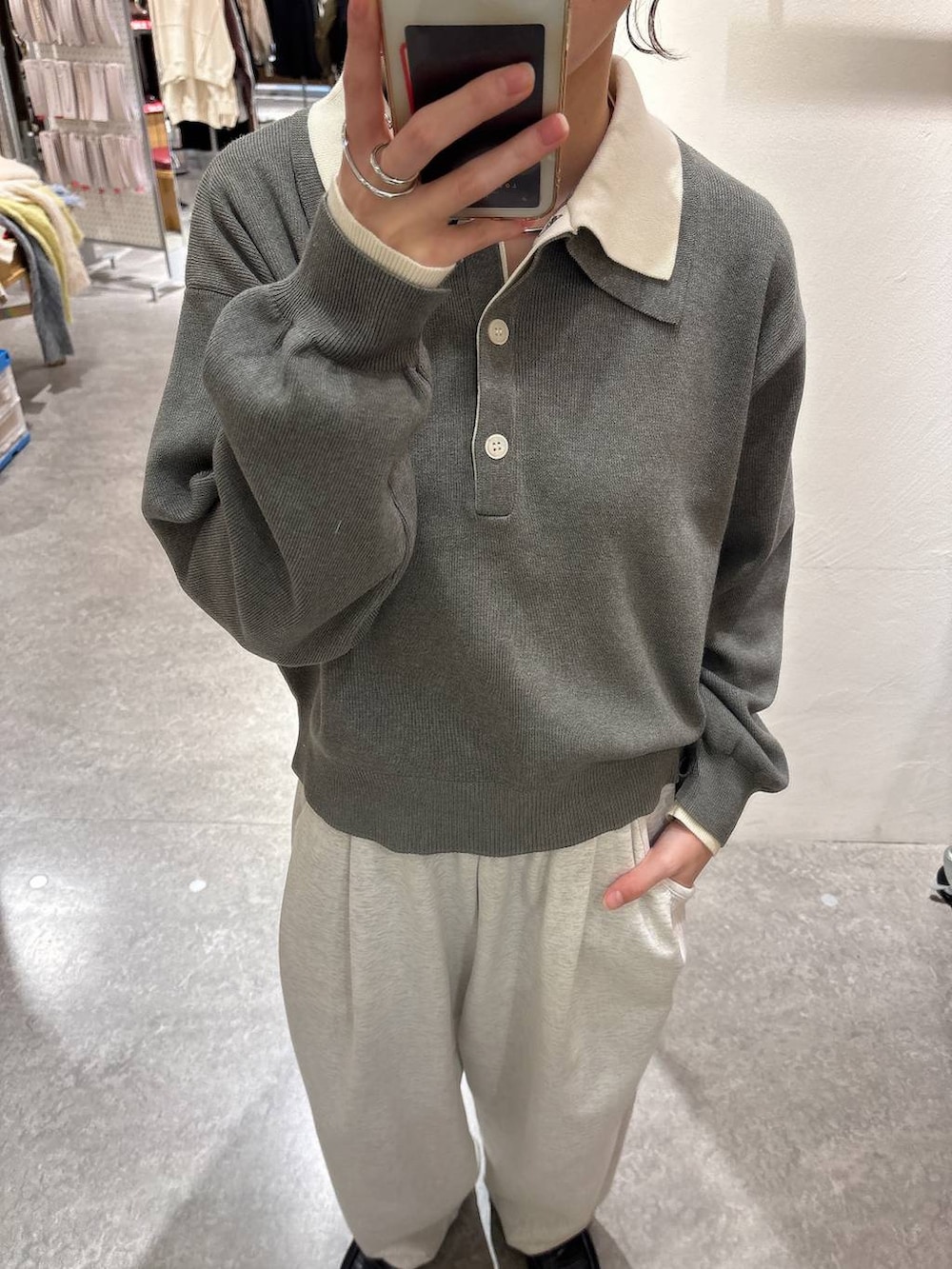 グレー系のスウェットパンツ、グレー系のニット/セーター、シルバー系のチョーカーを着用したレディースの冬コーディネートの2枚目の写真