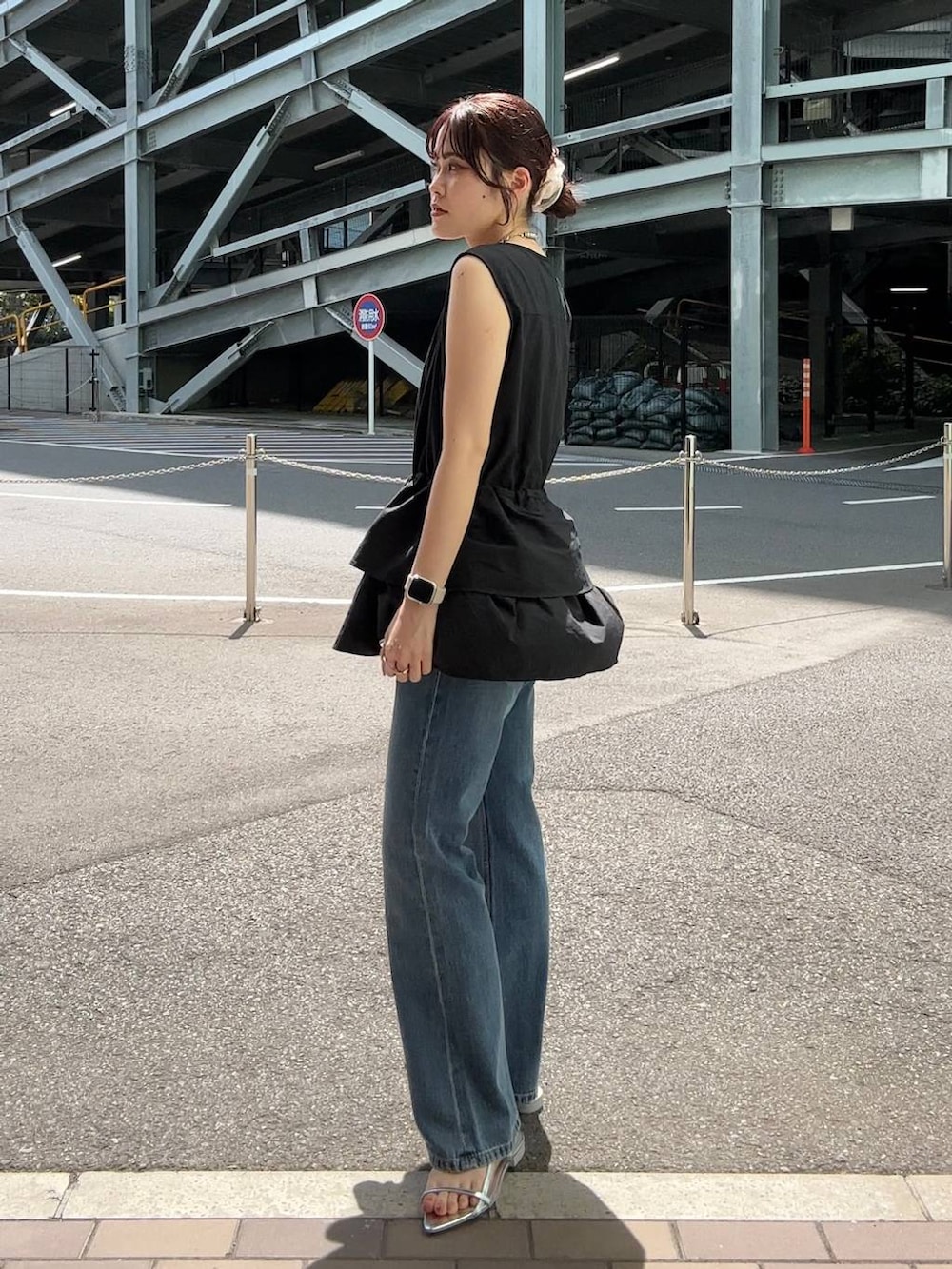 「着痩せ・細見え、高見え、体型カバー、春コーデ、ローリーズスタイル_LOWRYS FARM、LOWRYS FARM、春色、春服みてみて、夏コーデ、カジュアル、カジュアルコーデ、ベスト、フレアパンツ、デニムパンツ」|「LOWRYS FARMのポインテッドナローサンダル 287486(サンダル、シルバー系)」を使った、kuboさん(レディース・161cm)の夏コーディネートの3枚目の写真