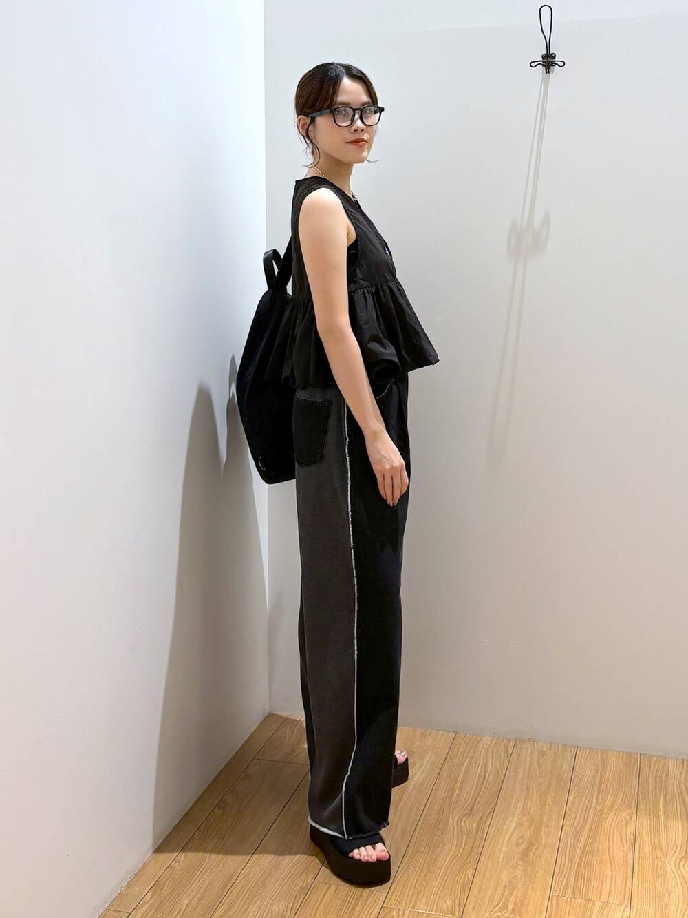 ブラック系のサンダル、ブラック系のキャミソール、ブラック系のショルダーバッグを着用したレディースの夏コーディネートの3枚目の写真