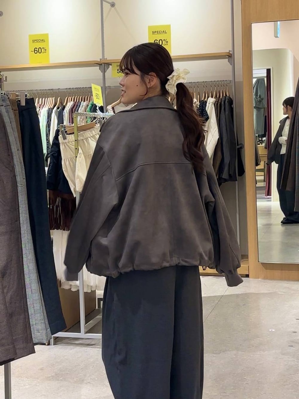 グレー系のその他パンツ、グレー系のブルゾン、ブラック系のローファーを着用したレディースの秋コーディネートの5枚目の写真