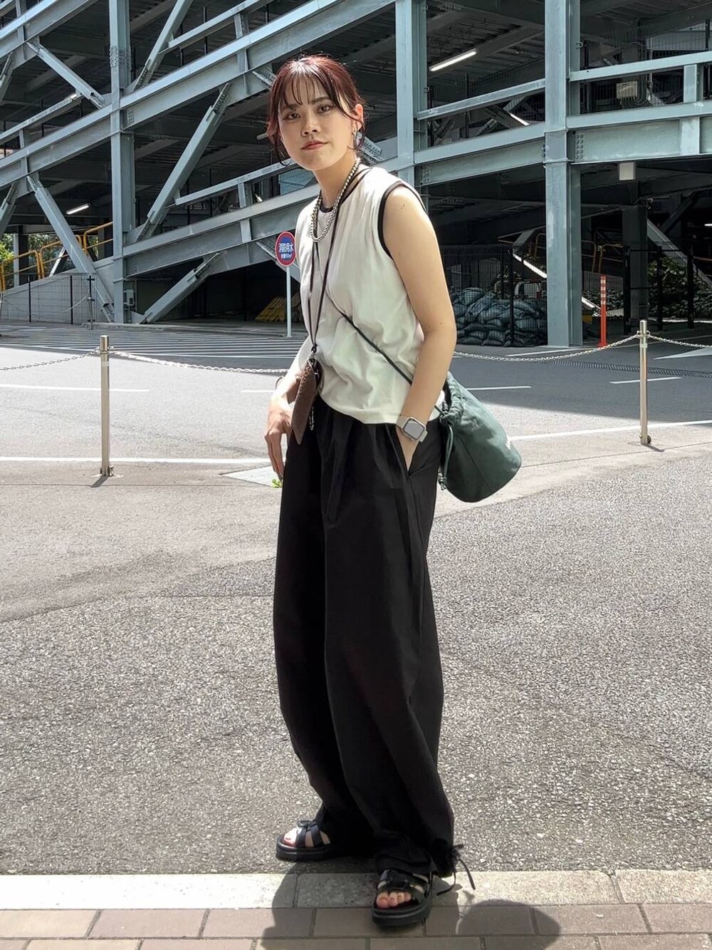 ブラック系のサンダル、グリーン系のショルダーバッグ、ブラック系のその他パンツを着用したレディースの夏コーディネートの3枚目の写真