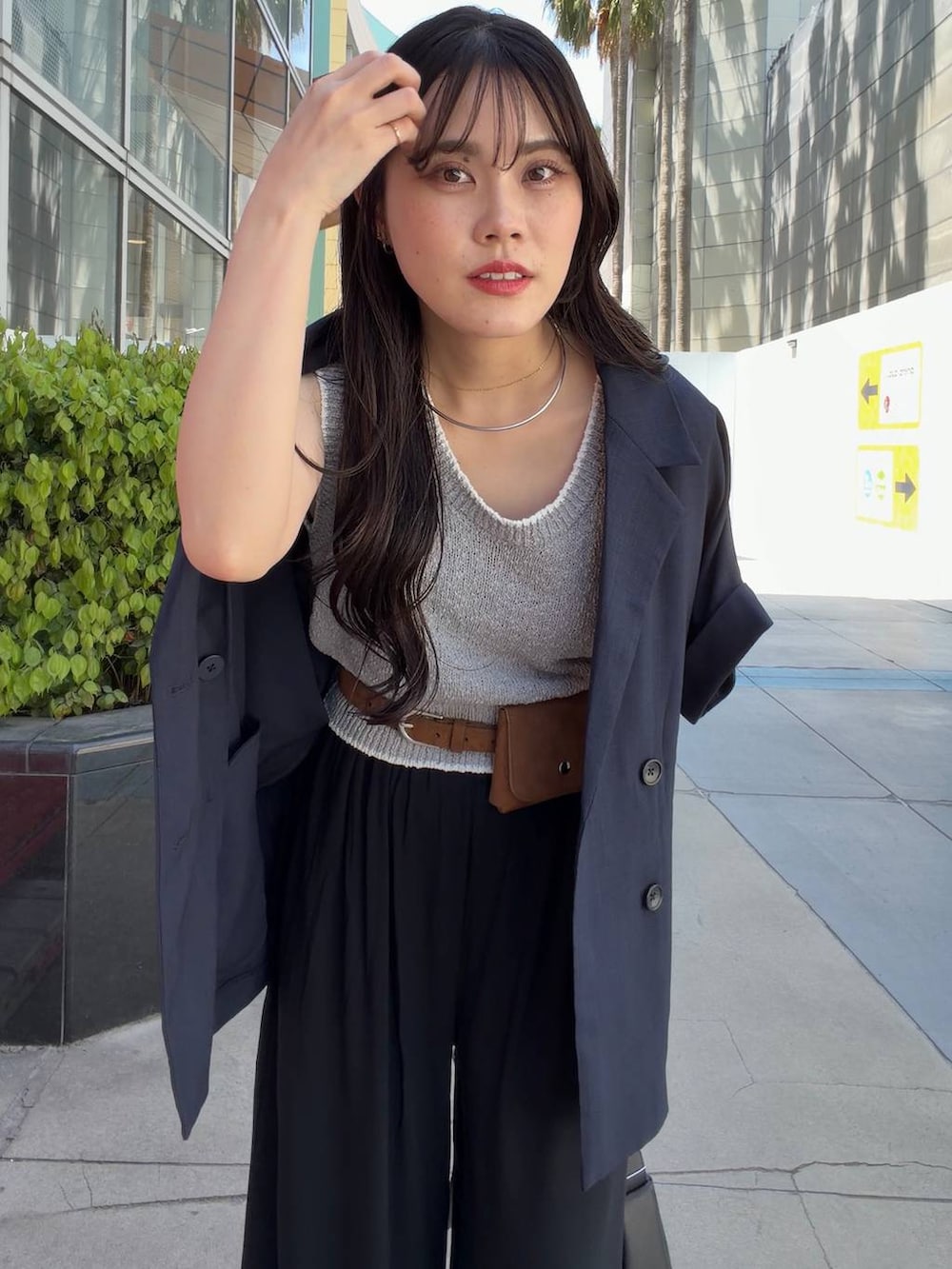 ブラック系のその他パンツ、ブルー系のテーラードジャケット、グレー系のベストを着用したレディースの春コーディネートの3枚目の写真