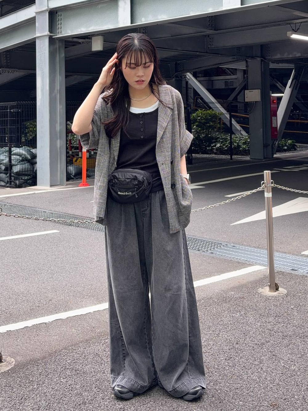 ブラック系のタンクトップ、ブラック系のデニムパンツ、シルバー系のチョーカーを着用したレディースの夏コーディネートの5枚目の写真