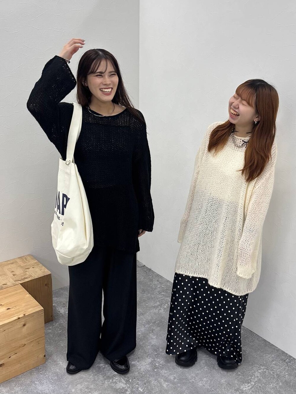 ブラック系のブーツ、ブラック系のキャミソール、ブラック系のスカートを着用したレディースの秋コーディネートの5枚目の写真