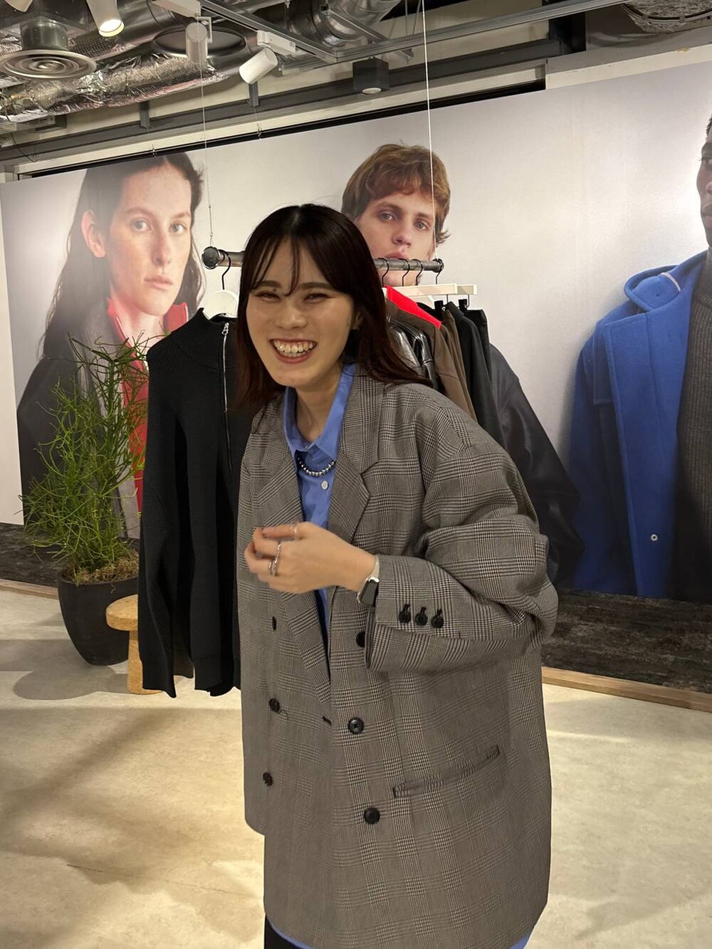 「着痩せ・細見え、高見え、体型カバー、春コーデ、ローリーズスタイル_LOWRYS FARM、LOWRYS FARM、春色、春服みてみて、秋コーデ、秋冬新作、秋服準備はじめました、ユニセックス、ジャケット、ジャケットスタイル、シャツスタイル」｜「LOWRYS FARMのステンレスバングル 452002（リング、その他）」を使った、kuboさん（レディース・161cm）の夏コーディネートの3枚目の写真