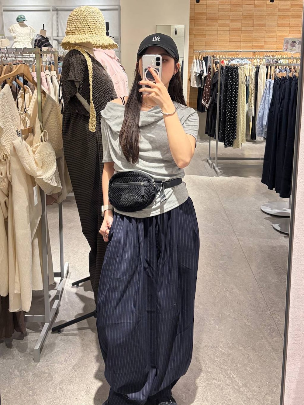 ブルー系のその他パンツ、ブラック系のボディバッグ/ウエストポーチ、グレー系のTシャツ/カットソーを着用したレディースの夏コーディネートの3枚目の写真
