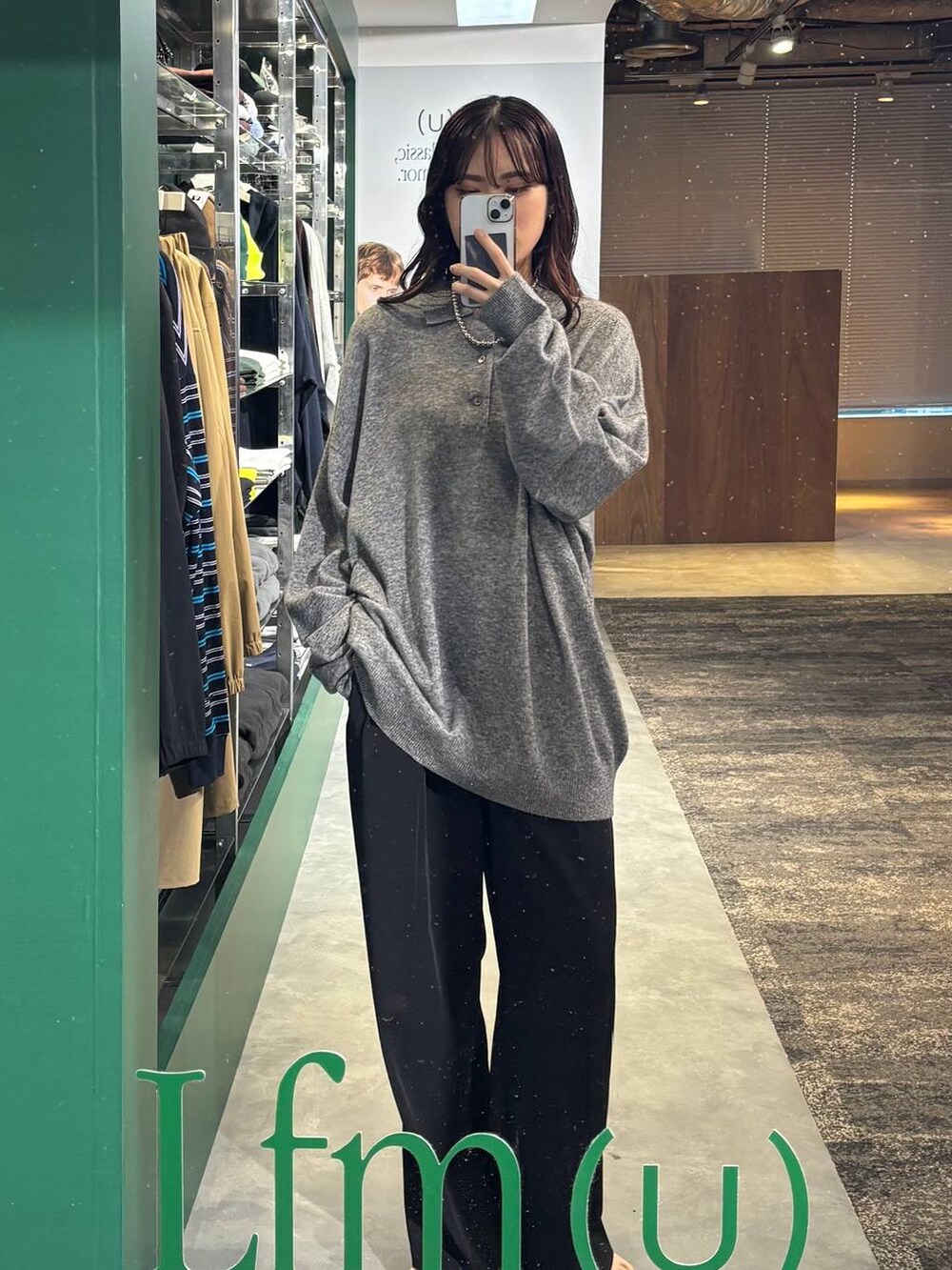 グレー系のニット/セーター、シルバー系のネックレスを着用したレディースの夏コーディネートの4枚目の写真