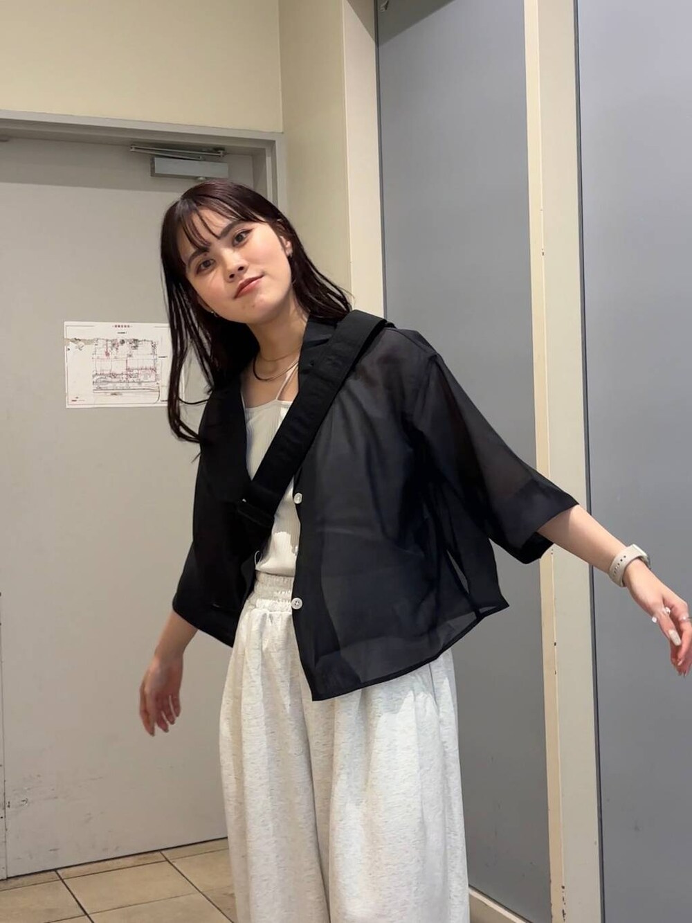 「春色、ショルダーバッグ、着痩せ・細見え、高見え、体型カバー、春コーデ、ローリーズスタイル_LOWRYS FARM、LOWRYS FARM、春服みてみて、スウェット、スウェットパンツ、夏コーデ、シャツ、シャツスタイル、シアートップス」｜「LOWRYS FARMのステンレスフープチョーカー 127295（チョーカー、シルバー系）」を使った、kuboさん（レディース・161cm）の夏コーディネートの5枚目の写真