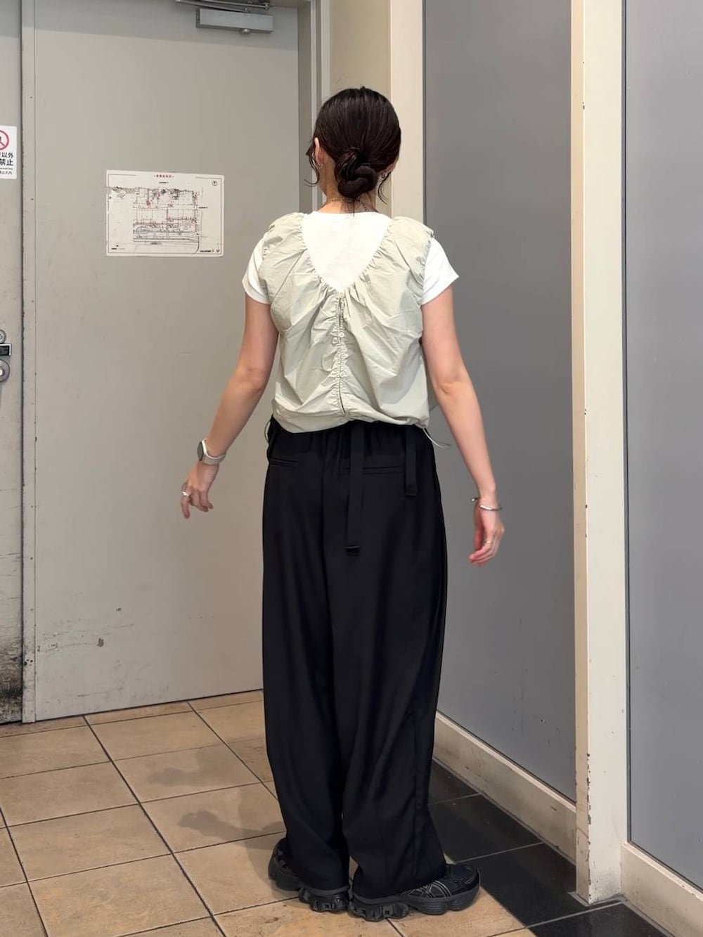 グリーン系のシャツ/ブラウス、ブラック系のその他パンツ、シルバー系のチョーカーを着用したレディースの夏コーディネートの4枚目の写真