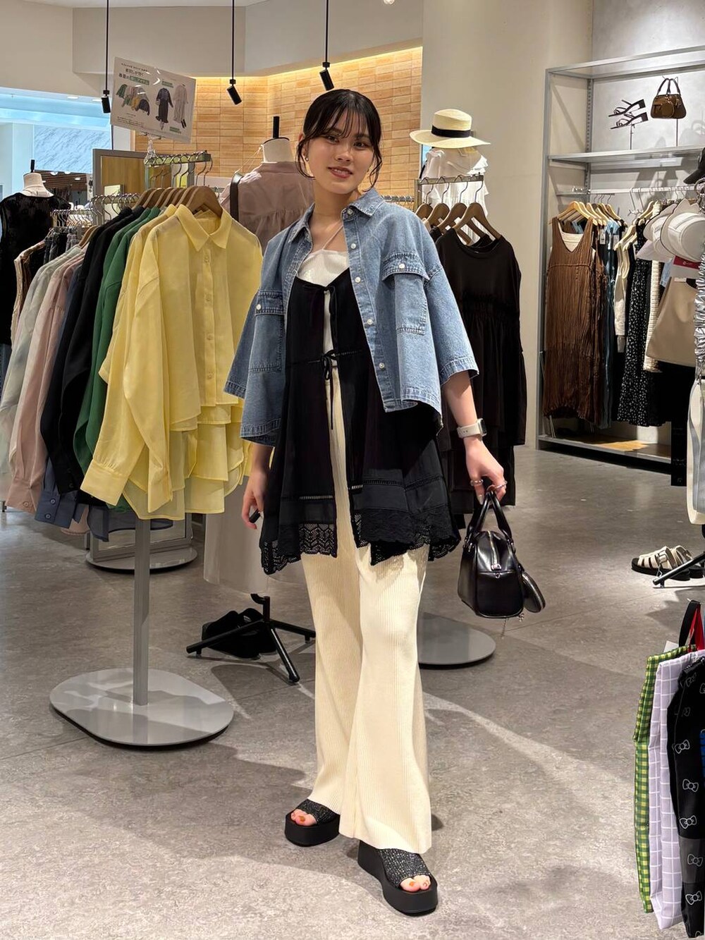 ブラック系のサンダル、ブルー系のシャツ/ブラウス、ブラック系のワンピースを着用したレディースの夏コーディネートの2枚目の写真
