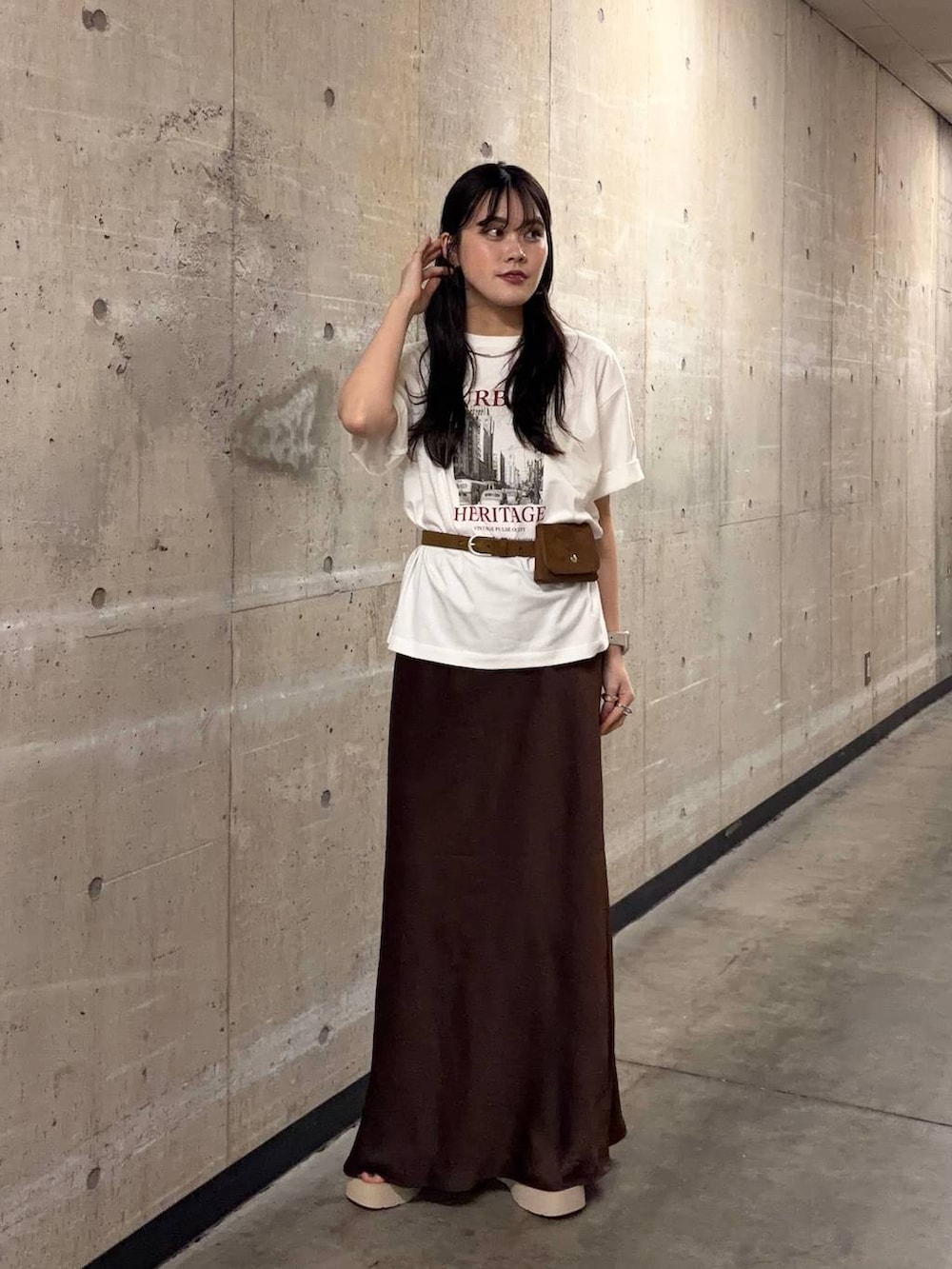 ブラウン系のスカート、ホワイト系のサンダル、シルバー系のチョーカーを着用したレディースの夏コーディネートの4枚目の写真