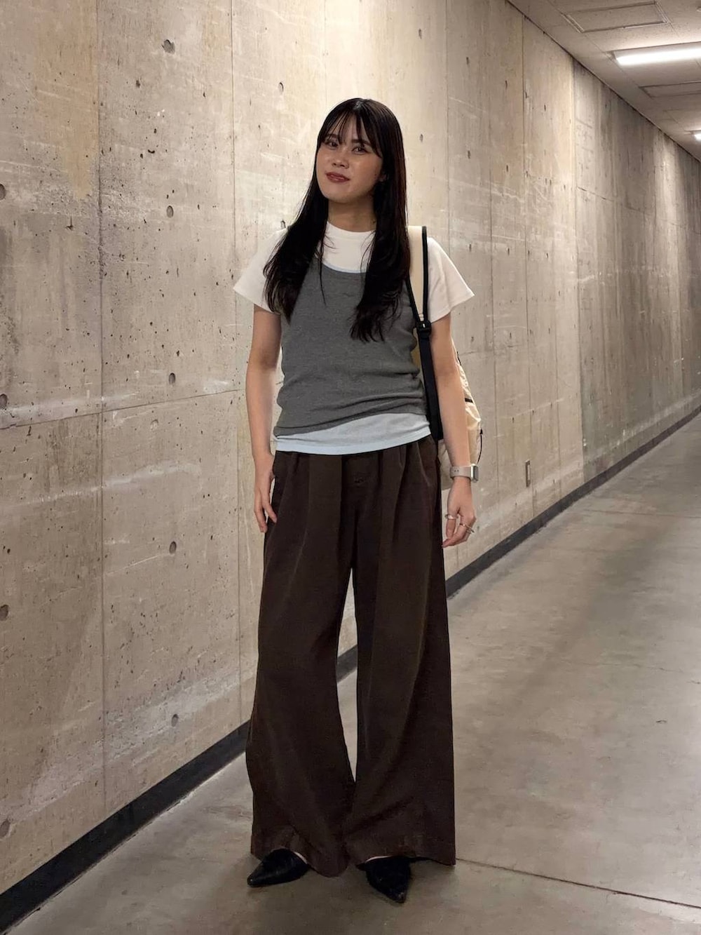 ブルー系のタンクトップ、グレー系のタンクトップ、ホワイト系のTシャツ/カットソーを着用したレディースの夏コーディネートの5枚目の写真