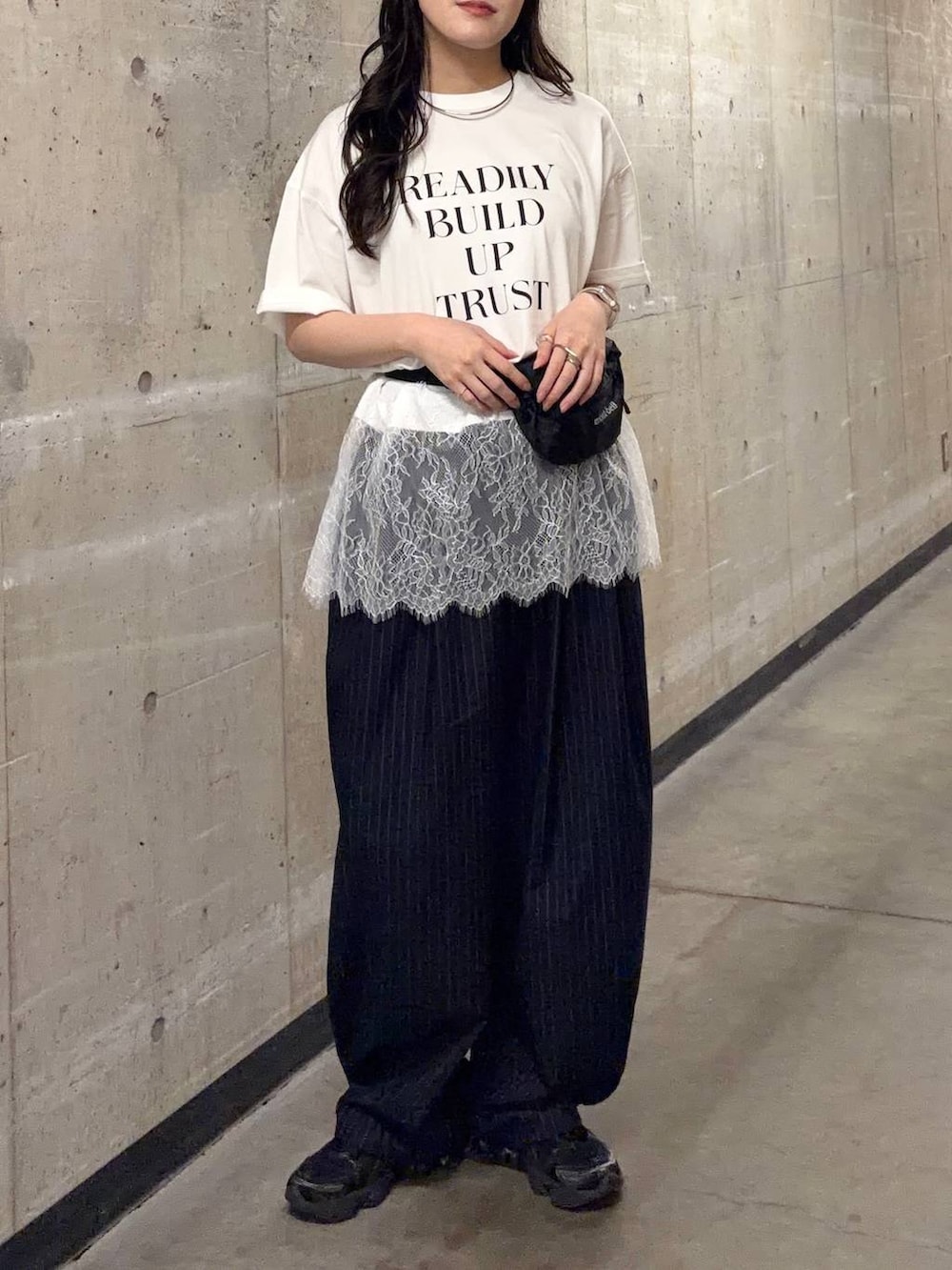 ブルー系のその他パンツ、ホワイト系のTシャツ/カットソー、シルバー系のチョーカーを着用したレディースの夏コーディネートの4枚目の写真