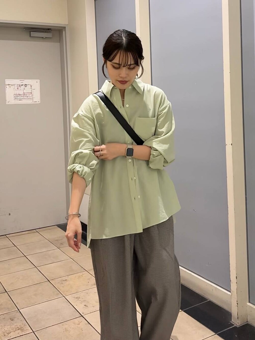 その他のその他パンツ、ブラック系のサンダル、ブラック系のショルダーバッグを着用したレディースの秋コーディネートの4枚目の写真